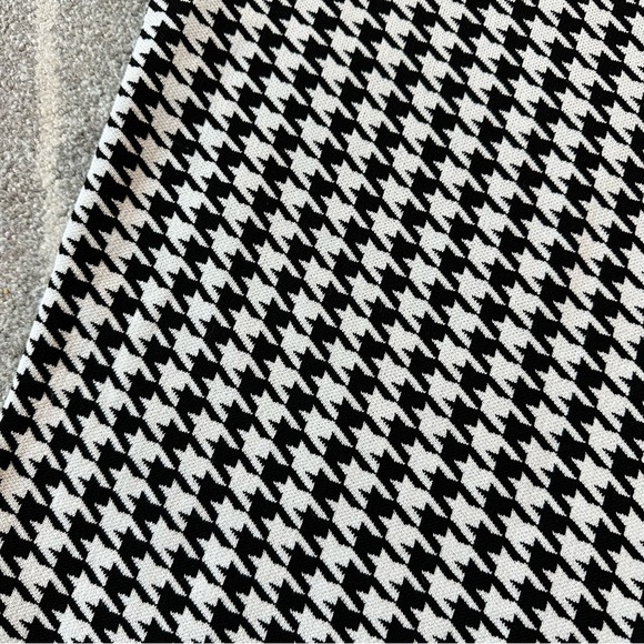 H&M Black and White Knit Stretch Houndstooth Pencil Skirt - Picture 2 of 3
